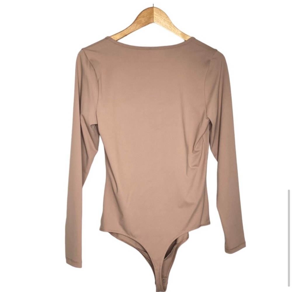 ✨NWT Abercrombie & Fitch Tan Long Sleeve Seamless Scoop Neck Bodysuit Large - Picture 4 of 7